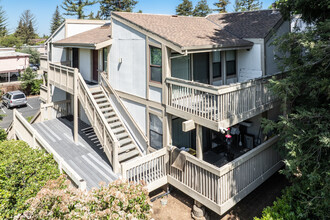 Creekwood Terrace in Concord, CA - Building Photo - Building Photo