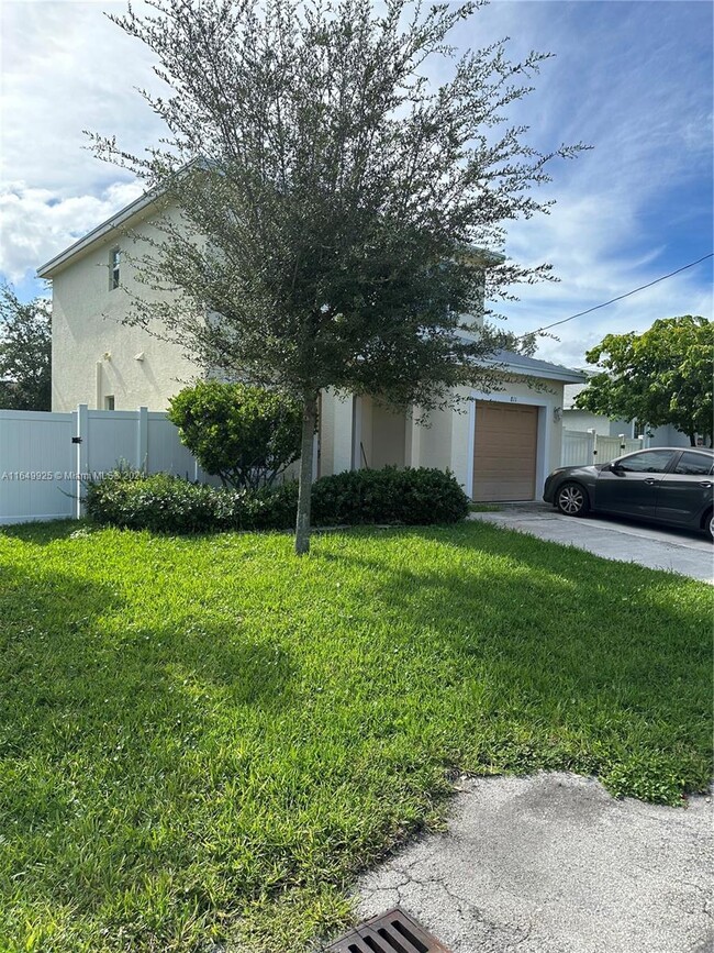 811 NW 4th Terrace in Hallandale Beach, FL - Building Photo - Building Photo