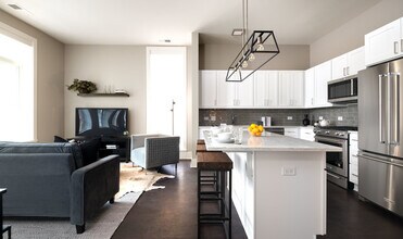 2050 N Clark St in Chicago, IL - Building Photo - Building Photo