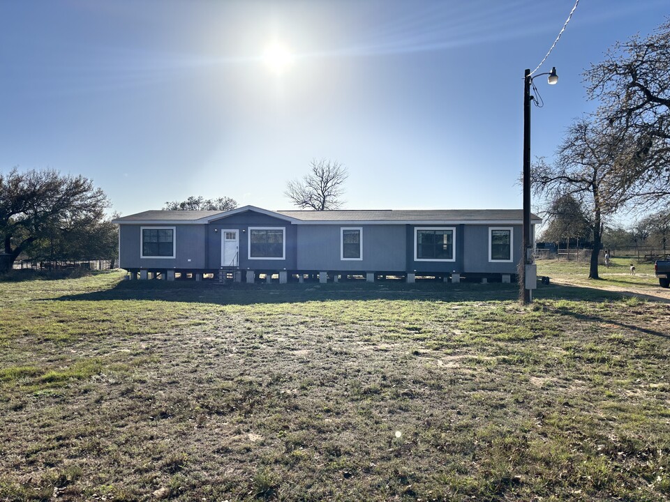 1183 Gayle Ln in Poteet, TX - Foto de edificio