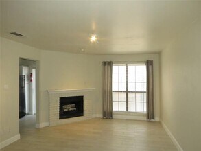 5757 E University Blvd in Dallas, TX - Building Photo - Building Photo