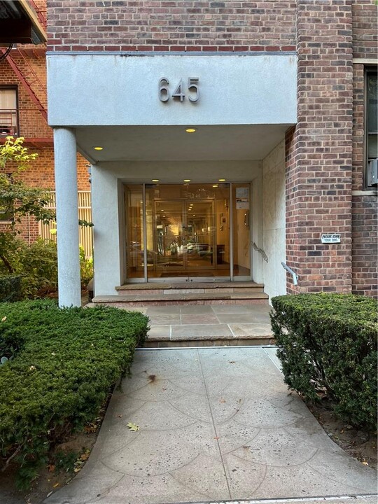 645 W 239th St in New York, NY - Building Photo