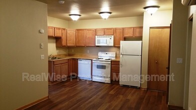 535 SW 6th St-Unit -202 in Redmond, OR - Foto de edificio - Building Photo