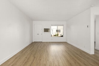 Valle at 9121 Kenwood in Spring Valley, CA - Building Photo - Building Photo