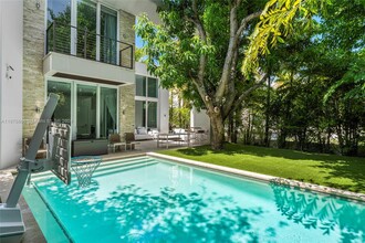 335 W 46th St in Miami Beach, FL - Building Photo - Building Photo