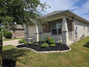 114 Groves Ln in Hutto, TX - Building Photo - Building Photo