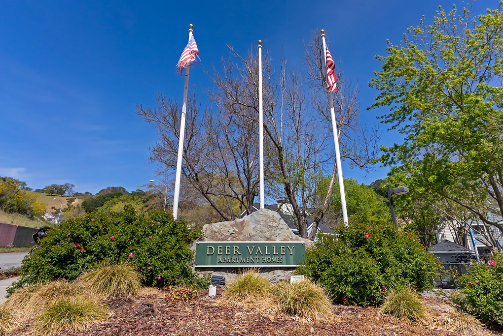 Deer Valley in San Rafael, CA - Foto de edificio