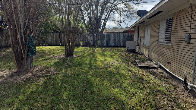 18 S Pin Oak Dr in Texas City, TX - Building Photo - Building Photo