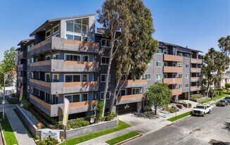 110 South Sweetzer Ave in Los Angeles, CA - Building Photo