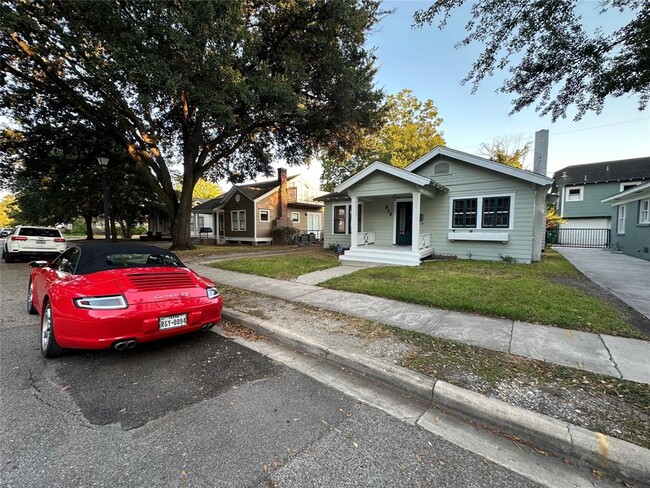 property at 912 W Melwood St