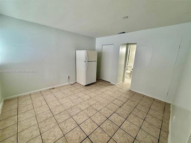 220 NE 41st St, Unit 4 in Oakland Park, FL - Building Photo - Building Photo