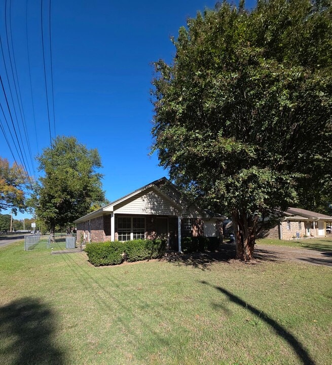 401 E 11th St in Russellville, AR - Building Photo