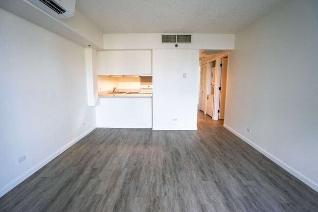 745 Isenberg St in Honolulu, HI - Building Photo - Building Photo