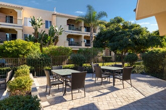 Loma Village Apartments in San Diego, CA - Foto de edificio - Building Photo