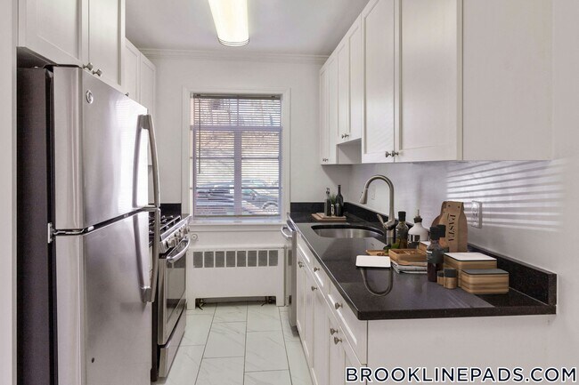 76 St Paul St, Unit 3 in Brookline, MA - Foto de edificio - Building Photo