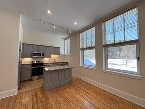 71 Montague City Rd, Unit 2B in Greenfield, MA - Building Photo - Building Photo