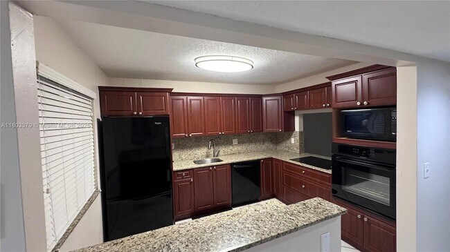 227 Lakeview Dr, Unit 103 in Weston, FL - Building Photo - Building Photo