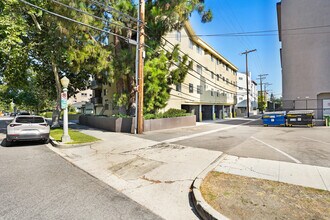 12009 Hoffman St in Studio City, CA - Building Photo - Building Photo