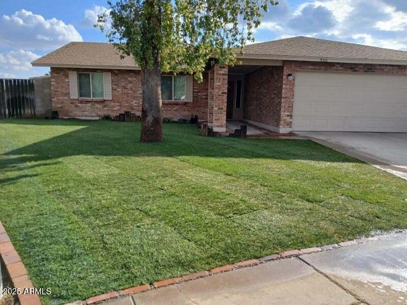 5111 W Beverly Ln in Glendale, AZ - Foto de edificio
