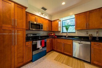 7830 SW 99th St in Miami, FL - Building Photo - Building Photo