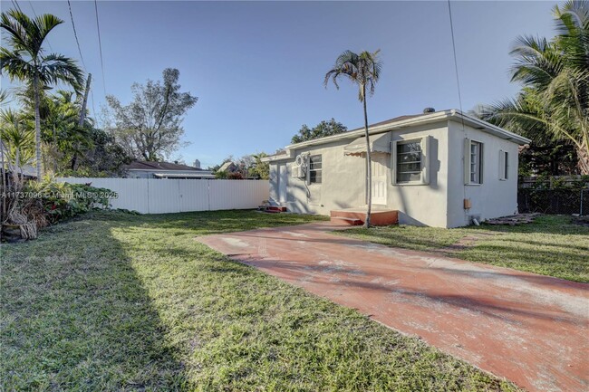 425 Minola Dr in Miami Springs, FL - Building Photo - Building Photo