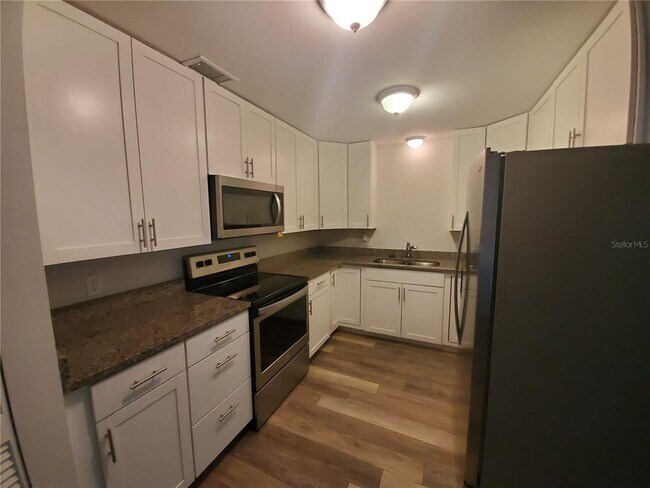 5650 Swift Rd in Sarasota, FL - Building Photo - Building Photo