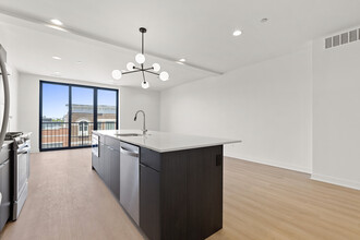 1801 W Grand Ave in Chicago, IL - Building Photo - Building Photo