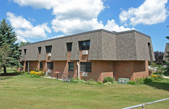 Lincoln Manor in Racine, WI - Building Photo - Building Photo