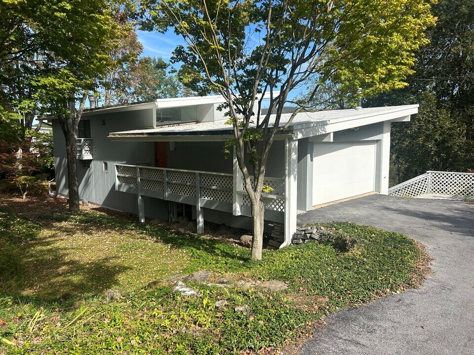 962 E McCormick Ave in State College, PA - Building Photo