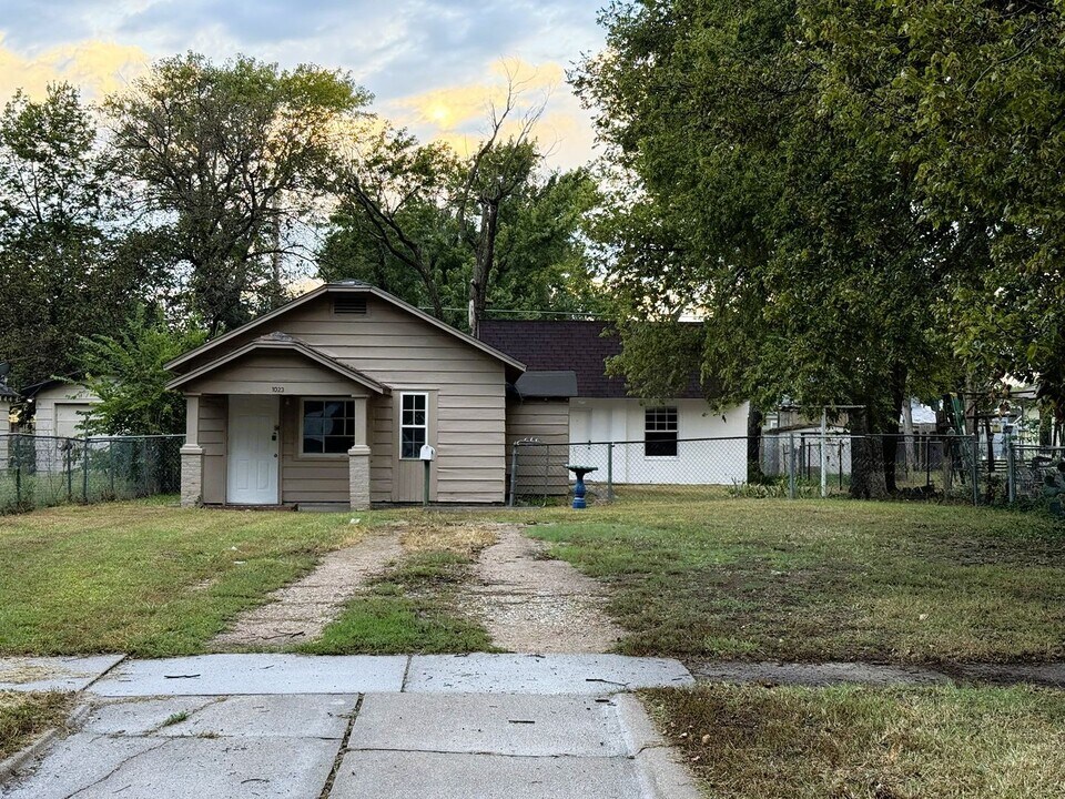 1023 S Millwood Ave in Wichita, KS - Building Photo