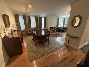 1735 New Hampshire Ave NW in Washington, DC - Foto de edificio - Building Photo