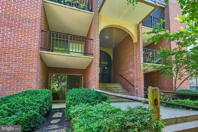 8302 Tobin Rd, Unit 11 in Annandale, VA - Building Photo - Building Photo