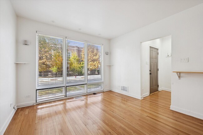 3831 N New England Ave in Chicago, IL - Building Photo - Building Photo