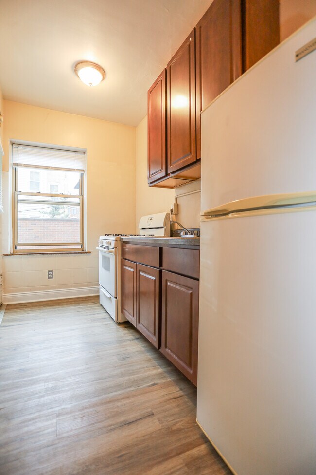 7717 N Sheridan Rd, Unit #3R