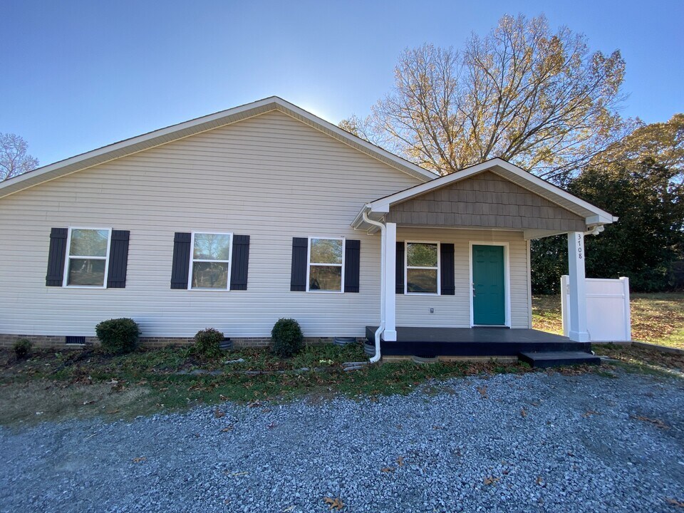 3205 Oakdale Rd in Charlotte, NC - Building Photo