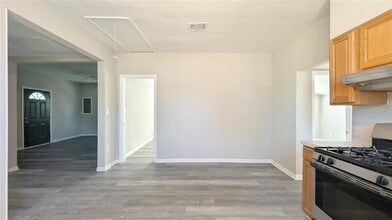 6757 Washington St in Groves, TX - Building Photo - Building Photo