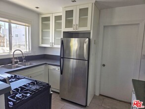 136 San Vicente Blvd in Santa Monica, CA - Foto de edificio - Building Photo