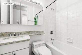 350 W 50th St in New York, NY - Foto de edificio - Building Photo