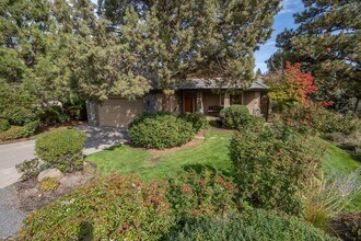 3100 NW Golf View Dr in Bend, OR - Building Photo - Building Photo