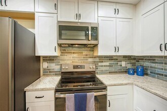 5793 Avista Dr in Sarasota, FL - Building Photo - Building Photo