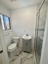 1582 W 29th St, Unit 1 in Los Angeles, CA - Foto de edificio - Building Photo