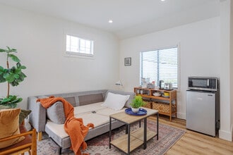 5534 Alcove Ave, Unit 2 in Los Angeles, CA - Foto de edificio - Building Photo