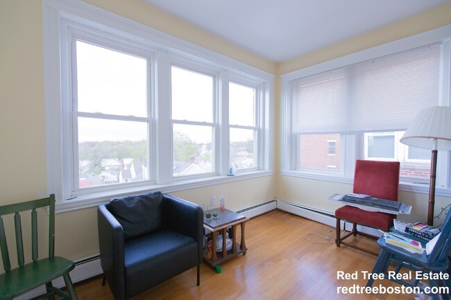 2009 Commonwealth Ave, Unit 3 in Boston, MA - Building Photo - Building Photo