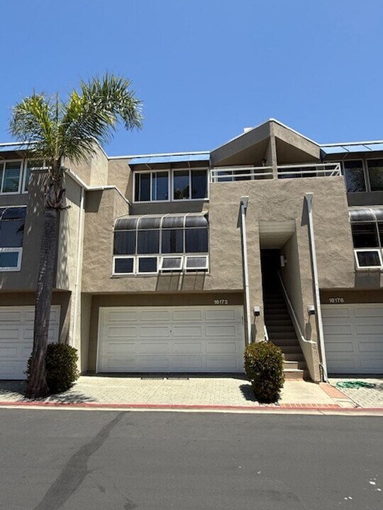16172 Alert Ln in Huntington Beach, CA - Building Photo