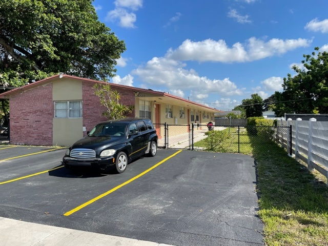 5725 Tyler St in Hollywood, FL - Building Photo