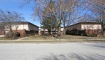 2055-2065 Best Pl in Aurora, IL - Building Photo