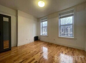 Sun-Drenched Pre-War 2BR with Exceptional Space & Privacy in Brooklyn, NY - Foto de edificio - Building Photo