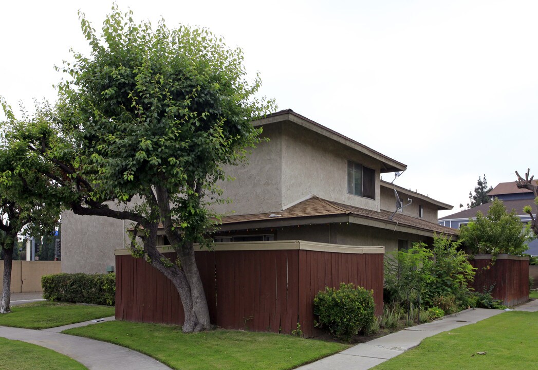 1200 S Sunburst Way in Anaheim, CA - Building Photo