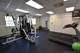 400 Palm Cir W in Pembroke Pines, FL - Building Photo - Building Photo