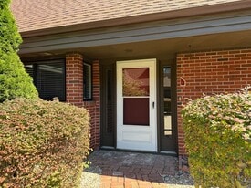 11 Montoya Dr in Branford, CT - Building Photo